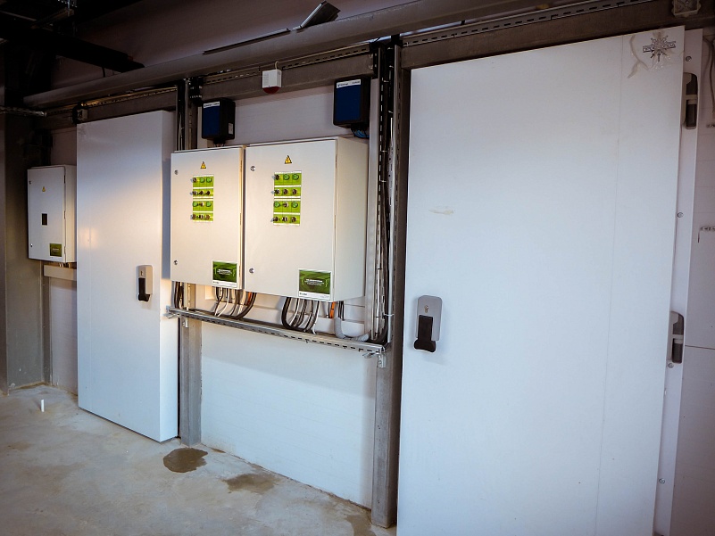 Щиты управления и сервисные двери для входа в камеры